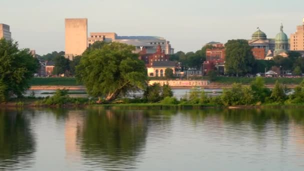 Panning View Harrisburg City Skyline Susquehanne River Evening Light — Αρχείο Βίντεο