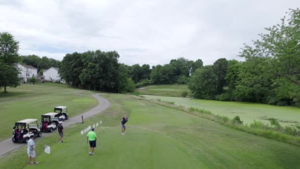 Golfer Hits Tee Shot Swampy Pond Aerial Drone Rise — Vídeo de stock