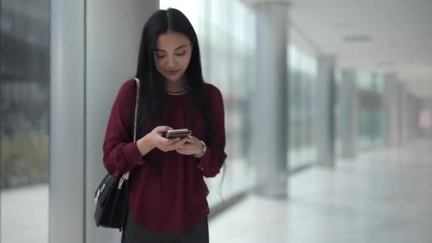 Asian Woman Texting Laughing Smiling Looking Back Her Phone — Stock video