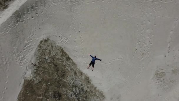 Overhead Zoom Out Drone Shot Man Laying Sand Doing Sand — 图库视频影像