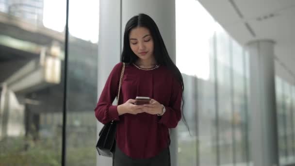 Asian Woman Texting Looking Texting Again — Vídeos de Stock