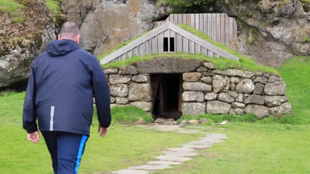 Man Wlaking Stone Hut Day — Wideo stockowe