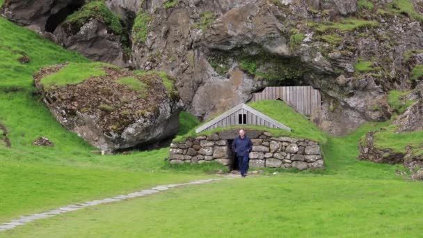 Man Walking Away Stone Hut Mountain — стоковое видео