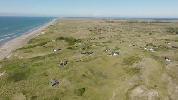 Aerial View Small Houses Stand High Grassy Sand Dunes — Stockvideo