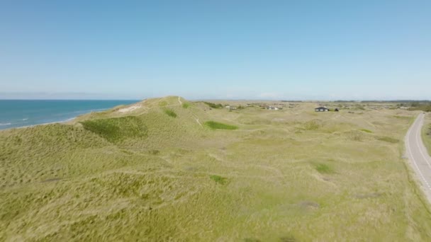 Aerial View Small Houses Stand High Grassy Sand Dunes — Stockvideo