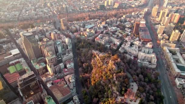 Aerial Dolly Santa Lucia Hill Autumnal Trees Lastarria Neighborhood Buildings — Vídeo de Stock