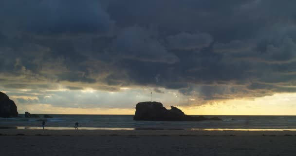 Dusky Clouded Sky Perranporth Beach Sunset Cornwall England Wide Shot — Wideo stockowe