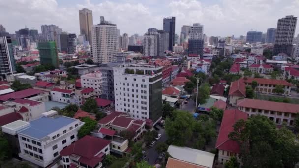 Вид Воздуха Центре Пномпеня Дрон Движется Назад Бульвару Нородом Совершенно — стоковое видео