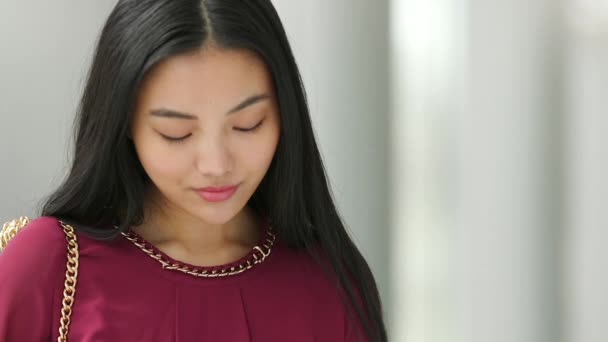 Close Asian Woman Face Who Texting Looks Continues Text — Stock video