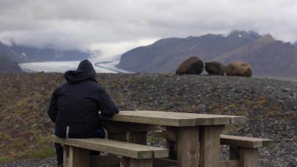 Man Looking Mountain Glacier Iceland — Stock videók