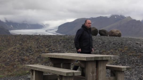 Man Sitting Picnic Table Mountain Background — Video