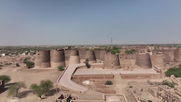 Aerial View Derawar Fort Bastions Dolly Back Reveal Abbasi Jamia — Wideo stockowe