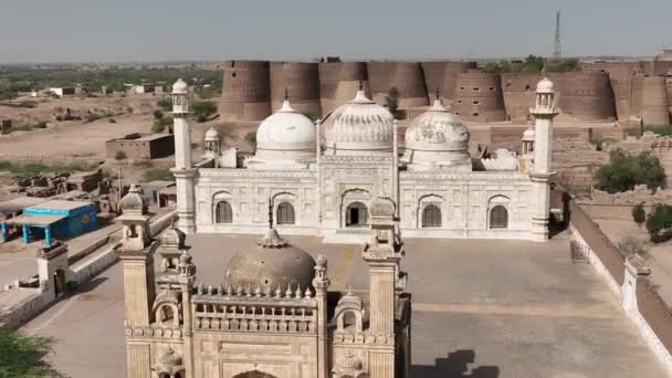 Aerial View Abbasi Jamia Shahi Masjid Qila Derawar Dolly Back — Stok Video