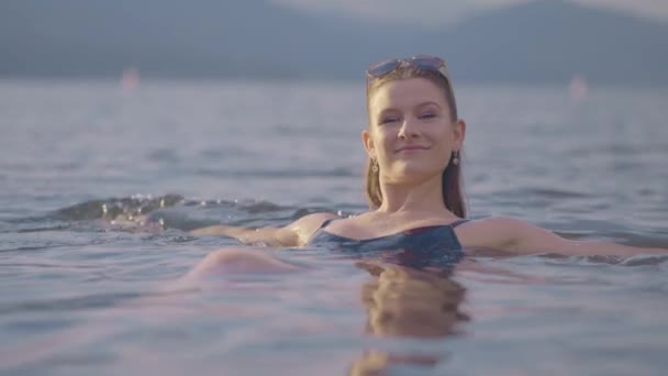 Όμορφο Κορίτσι Κολυμπάει Προς Πίσω — Αρχείο Βίντεο