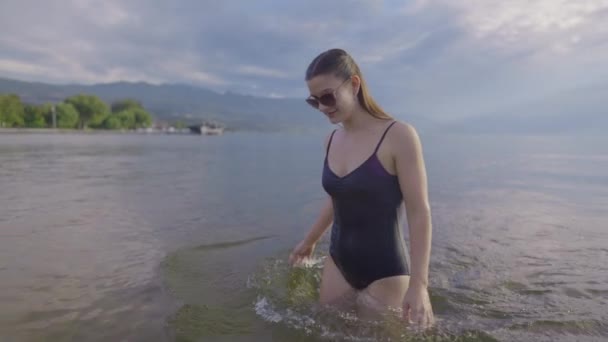 Young Attractive Girl Sunglasses Enjoying Mountain Lake — Video Stock