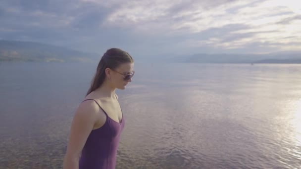 Side Close View Attractive Young Girl Walking Mountain Lake — Wideo stockowe