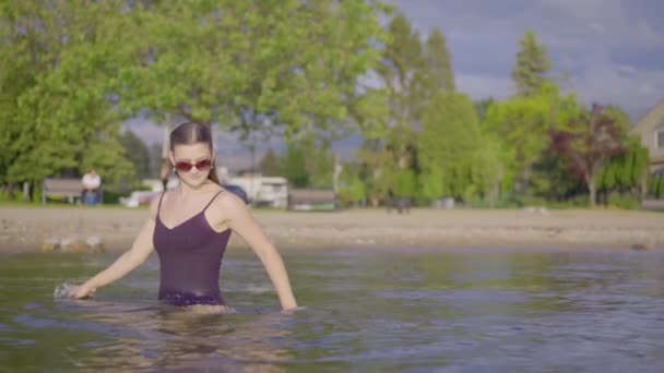 Young Attractive Girl Sunglasses Playing Water Public Park Beach — Stock Video