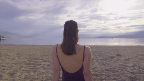 Rear View Attractive Girl Sitting Sandy Mountain Beach — Vídeo de Stock