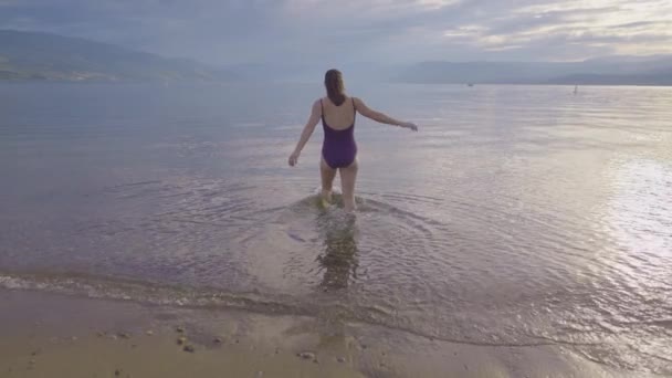 Rear View Young Attractive Girl Wading Mountain Lake — Vídeo de Stock