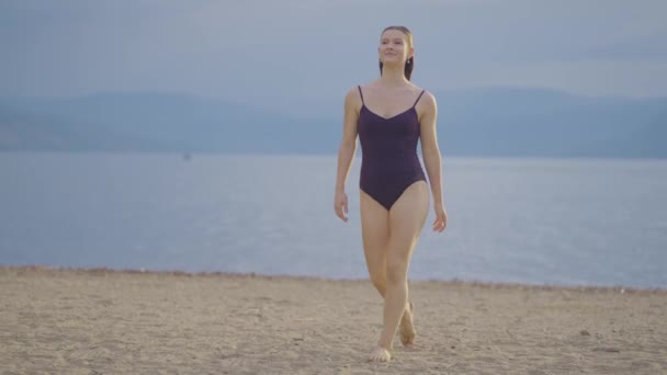 Front View Lovely Girl Walking Beach — Wideo stockowe