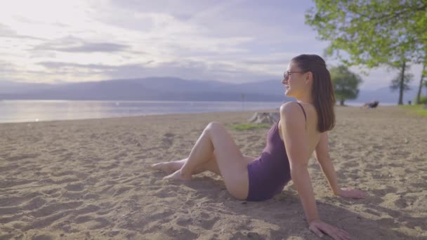 Side Slow Motion View Attractive Girl Sitting Sandy Beach — Video Stock