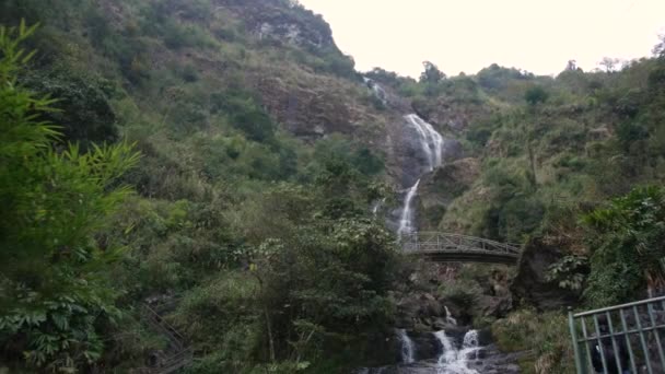 Tourist Looking Huge Silver Waterfall North Vietnam — Vídeo de stock