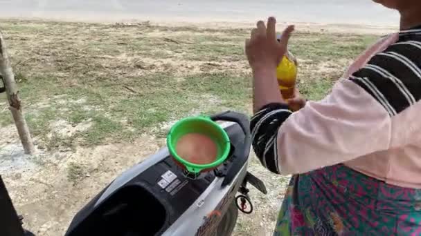 Balinese Women Filling Scooter Petrol Pouring Bottle Lombok — Αρχείο Βίντεο