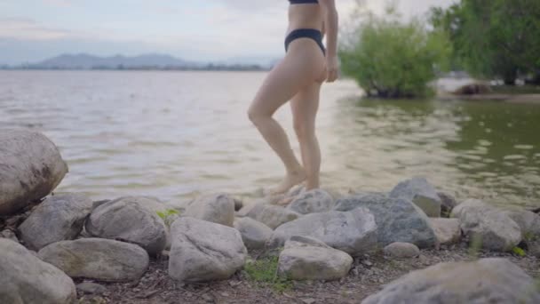 Side View Attractive Girl Walking Rocky Beach — Stok video