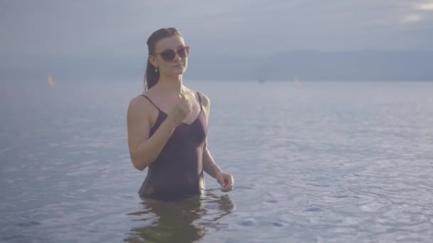 Young Attractive Girl Wearing Sunglasses Lake — Stock videók