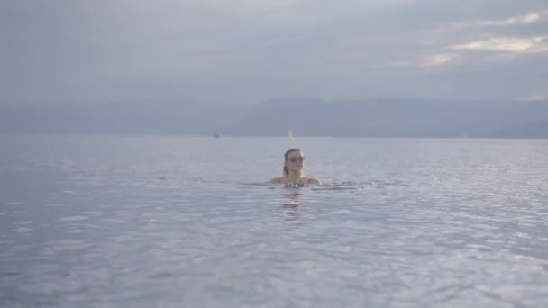 Приваблива Молода Дівчина Плаває Гірському Озері — стокове відео