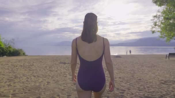 Rear View Attractive Girl Walking Sandy Mountain Beach — Vídeos de Stock