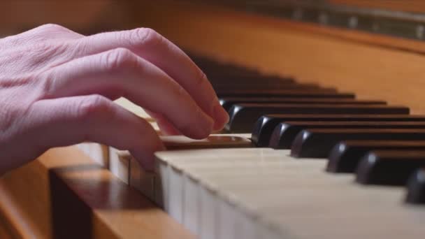 Dolly Hand Playing One Chord Vintage Piano — Stockvideo