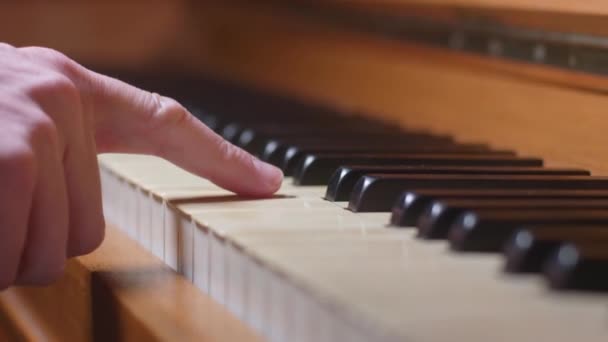Dolly Finger Playing Single Note Old Piano — Vídeos de Stock