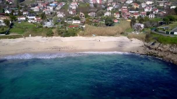Бляха Статуя Розкриває Морську Гору Галісії Бачимо Відокремлений Пляж Невеликими — стокове відео