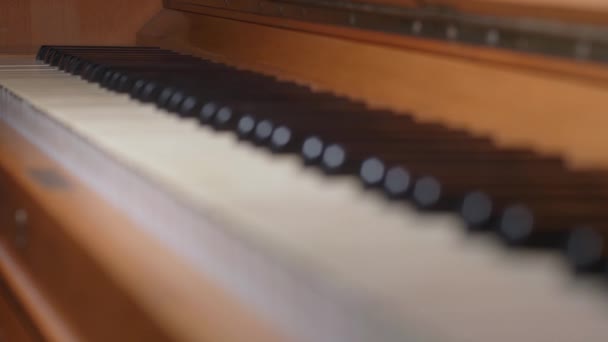 Rack Focus Shot Keys Old Piano — Video Stock