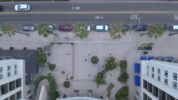 People Holding Hands Walking Hotel Courtyard Cars Palm Trees Road — Stok video