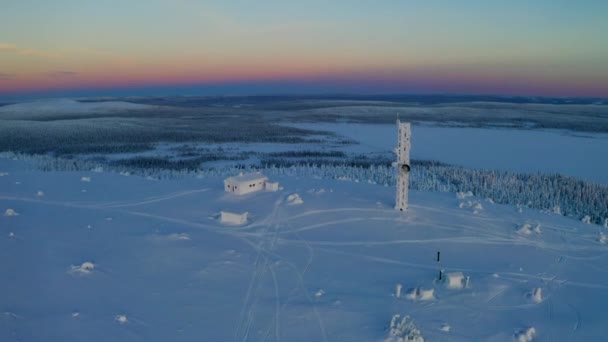 Freezing Calm Snow Covered Remote Lapland Cabin Communications Tower Aerial — Stockvideo