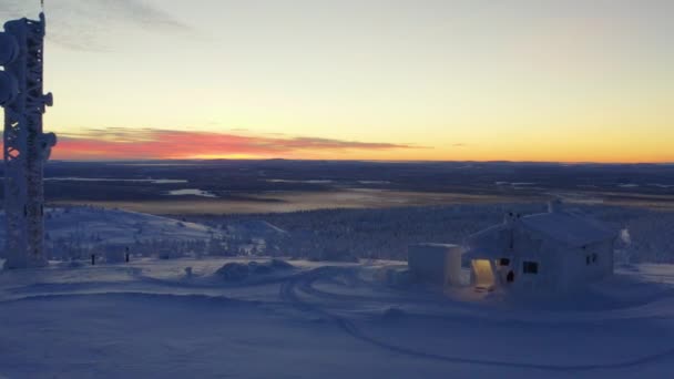 Aerial View Reversing Snow Covered Lapland Remote Cabin Communications Tower — Stockvideo