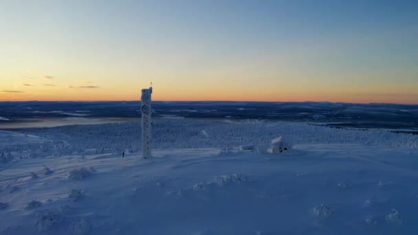 Aerial View Orbiting Snow Covered Lapland Remote Cabin Communications Tower — Vídeo de Stock