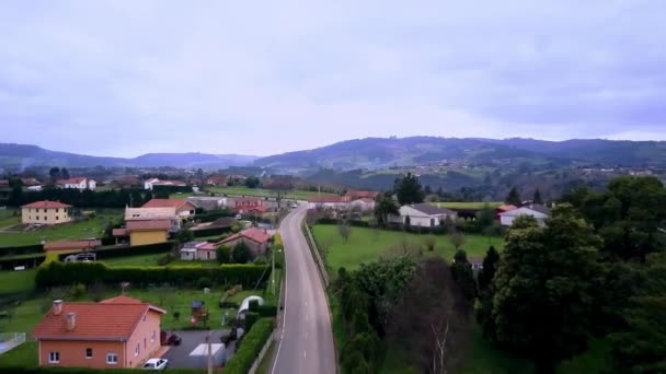 Drone Shoot Ακολουθήστε Ένα Μικρό Δρόμο Στο Σελόριο Αστούριας Ισπανία — Αρχείο Βίντεο