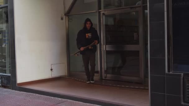 Мужчина Тысячелетия Оставляет Здание Скейтборде — стоковое видео