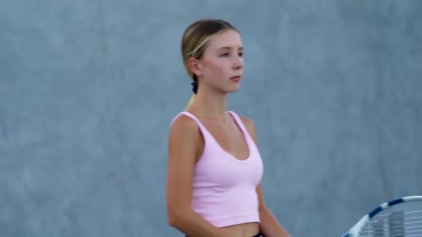 Подросток Практикующий Теннис Летний День — стоковое видео