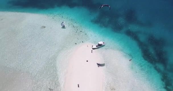 Top View Tilt Reveal Amazing Atoll Kitesurf Turquoise Sea Water — Stockvideo
