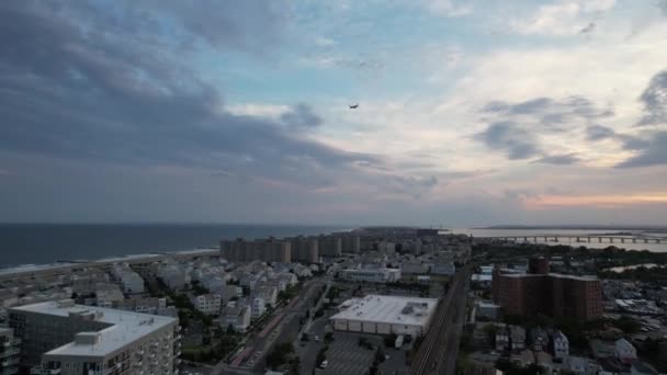 Aerial View Arverne Cloudy Golden Sunset Camera Tilt High Apartment — ストック動画