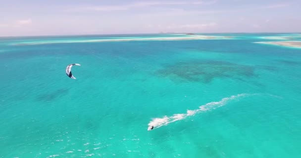 Man Kitesurfer Πλεύσει Γαλάζιο Caribbean Θάλασσα Γύρω Από Sandbar Drone — Αρχείο Βίντεο