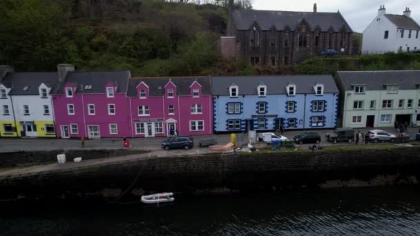 Aerial View Scottish Portree Harbour Colourful Coastal Vacation Houses Dusk — Stockvideo