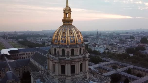 Aerial Orbit Les Invalides Golden Dome Sunrise Revealing Eiffel Tower — Vídeo de stock