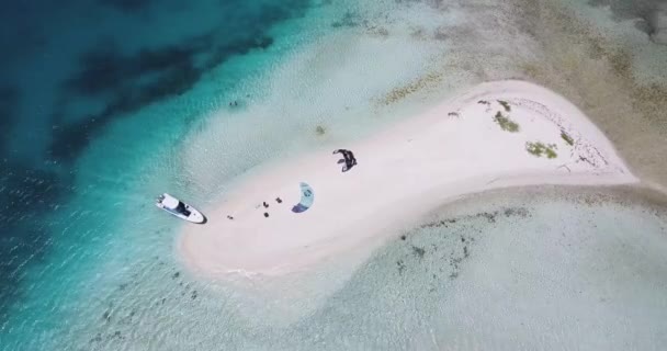 Top Atoll Two Kitesurfers White Sand Beach Kitesurf Azure Los — ストック動画