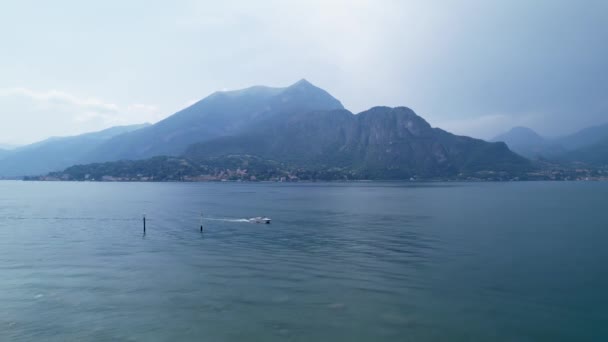 Boat Lake Como Mountain Background Drone Fly Outdoor Activity Beautiful — Video
