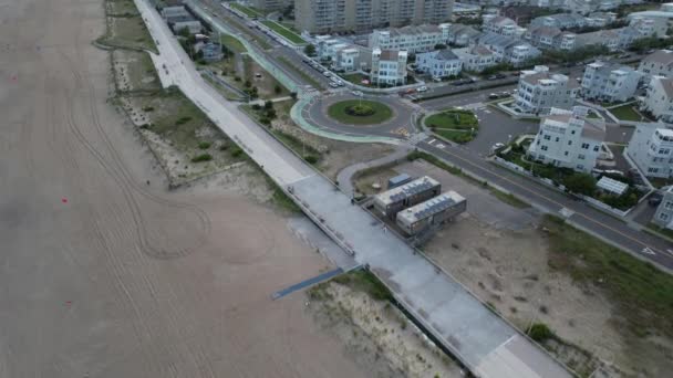 Aerial View Beach Arverne Cloudy Evening Shot Taken Camera Tilted — ストック動画